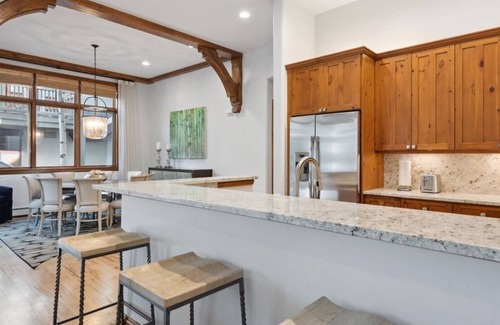 Edwards House | Gorgeous remodeled 2 level townhome, short walk to the Ski Lift, pool and hot tu