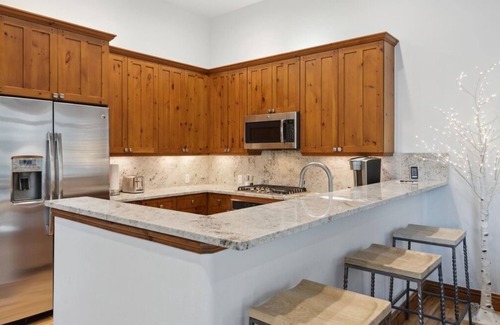 Edwards House | Gorgeous remodeled 2 level townhome, short walk to the Ski Lift, pool and hot tu