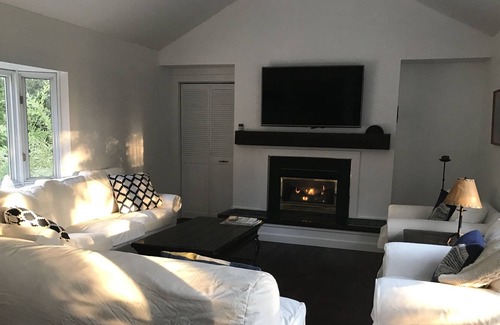 Thornbury House | Gorgeous rental home on Street across from Georgian Bay - Hot Tub - views