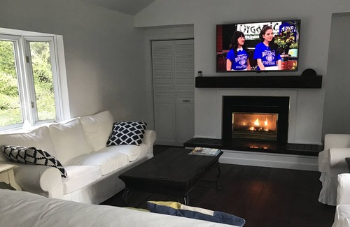 Thornbury House | Gorgeous rental home on Street across from Georgian Bay - Hot Tub - views