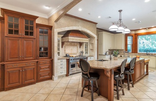 Rose Hill House | Gorgeous Retreat w/private Pickleball court! Only 3 min from Sandalwood Manor