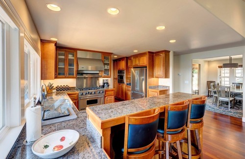 Nevada City House | Gorgeous Retreat with the Best View, Chef's Kitchen, WiFi, Spa Tub and Hot Tub