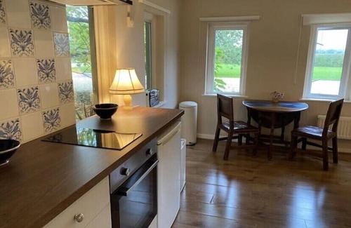 Broad Hinton House | Gorgeous romantic cottage with hot tub tennis court. Beautiful walks