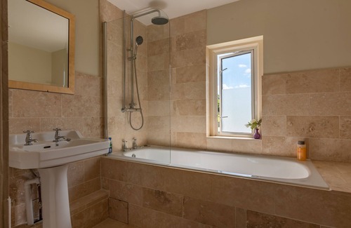 Broad Hinton House | Gorgeous romantic cottage with hot tub tennis court. Beautiful walks