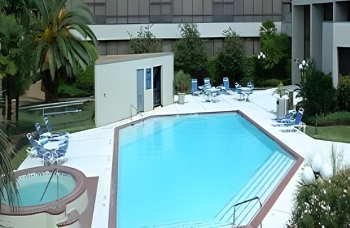 US 290 House | Gorgeous Room w/ Modern Design & Private Balcony