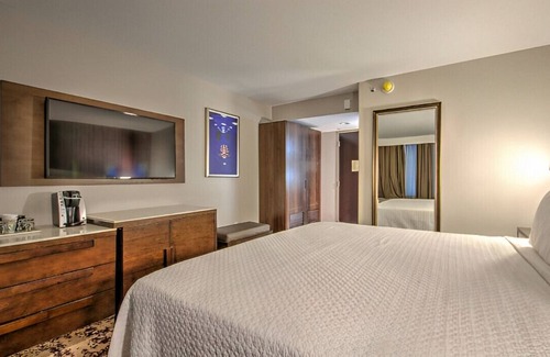 US 290 House | Gorgeous Room w/ Modern Design & Private Balcony