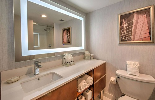 US 290 House | Gorgeous Room w/ Modern Design & Private Balcony