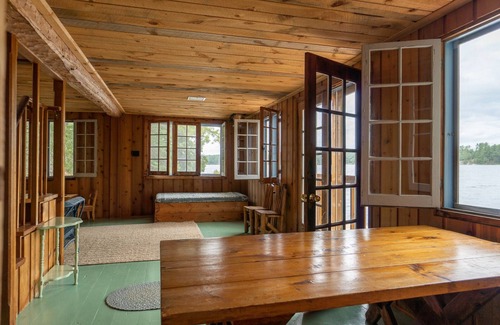 North Kawartha Cottage | Gorgeous Rustic 5-bedroom cottage in North Kawartha with WiFi
