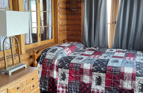 Itasca County Resort | Gorgeous rustic cabin- holds10 people- amazing swimming beach in charming MN