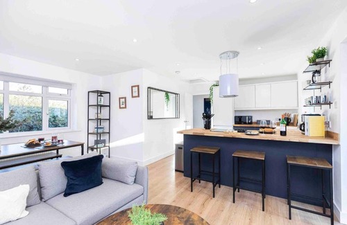 New Forest District Ski Chalet | Gorgeous SeaHaze sleeps 8 new forest +bikes/chef