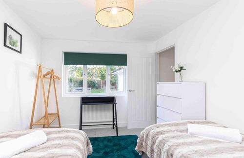 New Forest District Ski Chalet | Gorgeous SeaHaze sleeps 8 new forest +bikes/chef