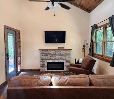 Carbondale House | Gorgeous Secluded Wooden Cabin in Carbondale, Illinois