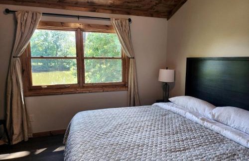 Carbondale House | Gorgeous Secluded Wooden Cabin in Carbondale, Illinois
