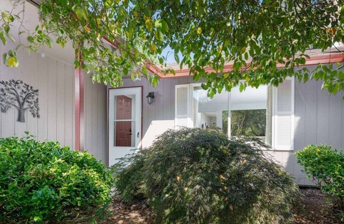 Vancouver House | Gorgeous Single Level Home, BBQ, Quiet, 9 miles to PDX, 8 miles to Vancouver, 15 miles to Portland