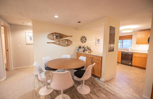 West Dover Apartment | Gorgeous ski retreat apartment with fireplace and Mountain View.