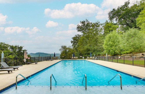 Smithville House | Gorgeous Smithville Home: Hot Tub & Scenic Views!