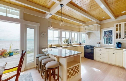 Bainbridge Island House | Gorgeous soundfront retreat with private rock beach, Seattle & Mt. Rainier views