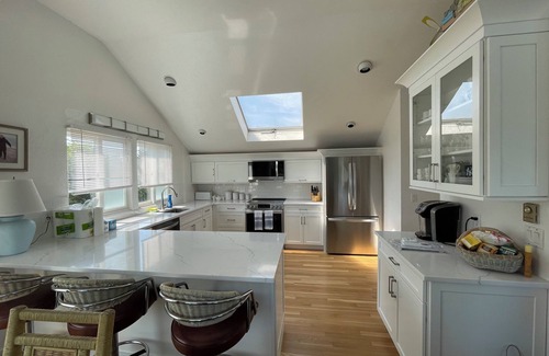 Katama House | Gorgeous South Beach Contemporary 5 min walk to beach with AC, and WiFi