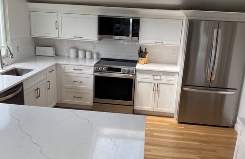 Katama House | Gorgeous South Beach Contemporary 5 min walk to beach with AC, and WiFi