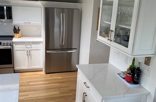 Katama House | Gorgeous South Beach Contemporary 5 min walk to beach with AC, and WiFi