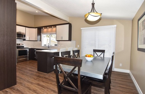 Northwest Calgary House | GORGEOUS, SPACIOUS, 6BDRS, 3.5BATHS, AC, CLS TO LRT, GROCERIES, MINS TO D/TOWN