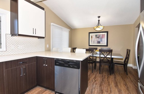 Northwest Calgary House | GORGEOUS, SPACIOUS, 6BDRS, 3.5BATHS, AC, CLS TO LRT, GROCERIES, MINS TO D/TOWN