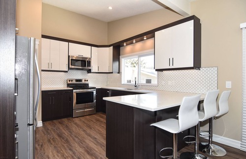 Northwest Calgary House | GORGEOUS, SPACIOUS, 6BDRS, 3.5BATHS, AC, CLS TO LRT, GROCERIES, MINS TO D/TOWN