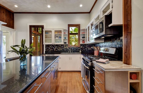 East Cesar Chavez House | GORGEOUS - SPACIOUS - BOUTIQUE - DOWNTOWN - Seiders East Historic House