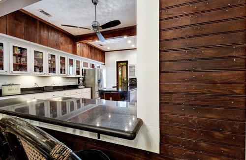 East Cesar Chavez House | GORGEOUS - SPACIOUS - BOUTIQUE - DOWNTOWN - Seiders East Historic House