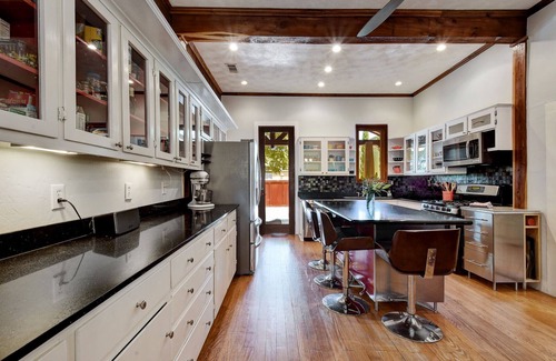 East Cesar Chavez House | GORGEOUS - SPACIOUS - BOUTIQUE - DOWNTOWN - Seiders East Historic House