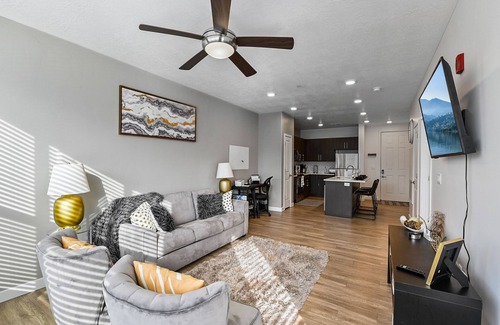 Draper House | Gorgeous Stay-Stocked Kitchen-HotTub-Gym-Wifi