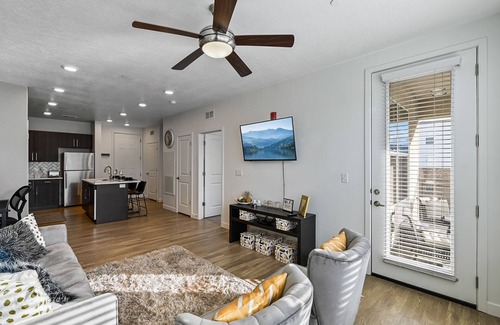 Draper House | Gorgeous Stay-Stocked Kitchen-HotTub-Gym-Wifi