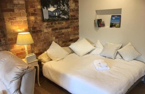 Subiaco Apartment | Gorgeous studio 2 minutes from the heart of Subiaco
