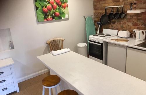Subiaco Apartment | Gorgeous studio 2 minutes from the heart of Subiaco