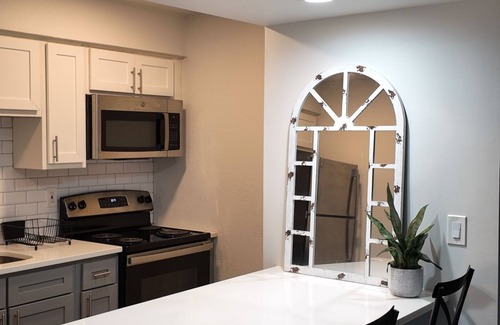 Huntsville Apartment | Gorgeous studio located in the heart of Huntsville, close to all amenities.
