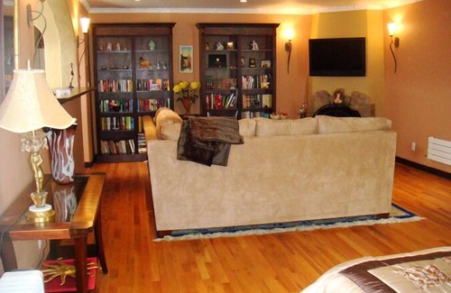 Merced Manor Apartment | Gorgeous studio with Luxurious Sauna