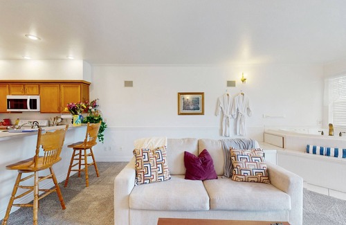 Ocean Shores Condo | Gorgeous suite at oceanfront inn steps to beach with jetted tub & gas fireplace