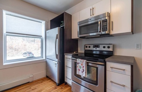 Bedford Apartment | Gorgeous & Sunny Executive Suite, AC