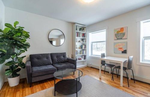 Bedford Apartment | Gorgeous & Sunny Executive Suite #2, AC