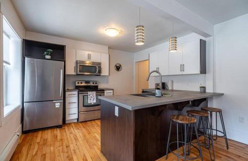 Bedford Apartment | Gorgeous & Sunny Executive Suite #2, AC