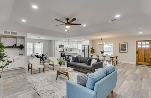 Garland House | Gorgeous Sunny Home for Big Groups w/Private Pool