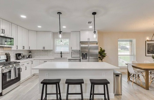 Garland House | Gorgeous Sunny Home for Big Groups w/Private Pool