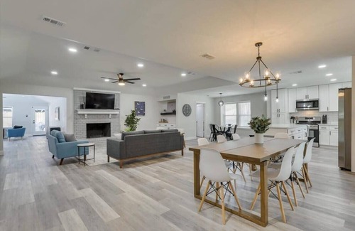 Garland House | Gorgeous Sunny Home for Big Groups w/Private Pool
