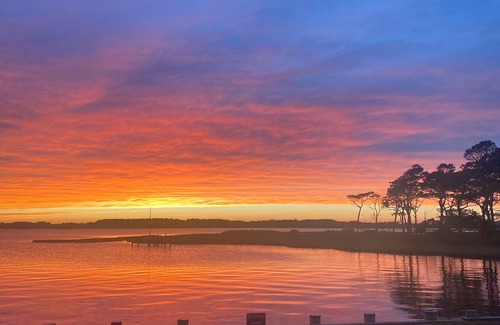 Selbyville House | Gorgeous Sunsets on Bay in Beautiful 7 BR Home 1.5 Mi to Beach