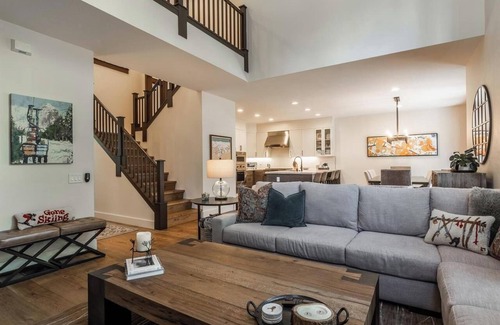 Mammoth Lakes House | Gorgeous townhome located on the golf course and Eagle Lodge Ski area.