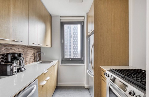 Tribeca Apartment | Gorgeous Tribeca 2BR w/Amazing city views + Gym by Blueground