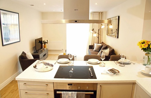 Welwyn Garden City Apartment | Gorgeous Two Bedrooms situated in an Art Deco building - Welwyn Garden City