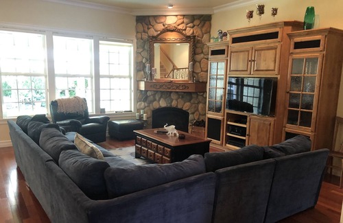 Central Oregon House | Gorgeous upscale home with hot tub & lovely garden.