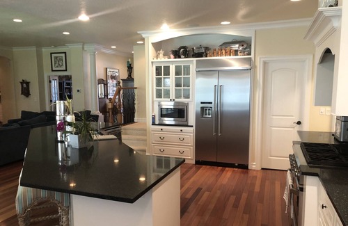 Central Oregon House | Gorgeous upscale home with hot tub & lovely garden.