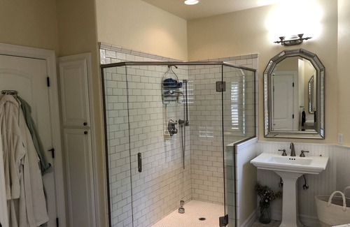 Central Oregon House | Gorgeous upscale home with hot tub & lovely garden.